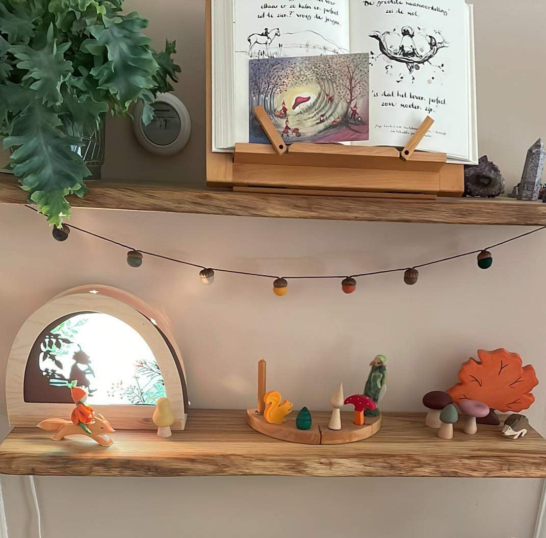 Gevilte eikeltjes slinger in bos kleuren