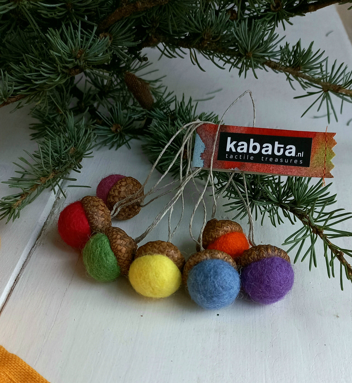 Gevilte regenboog eikeltjes voor in de kerstboom