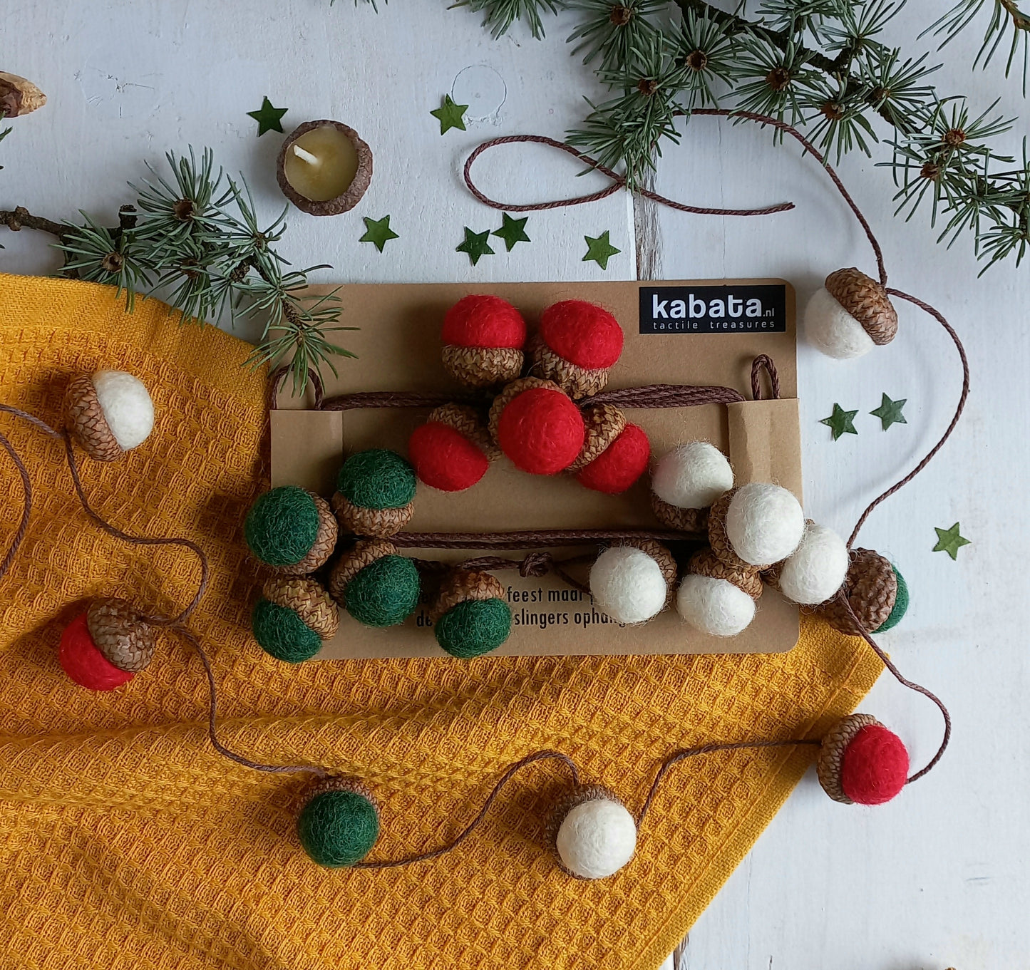 Gevilte eikeltjes slinger in kerst kleuren