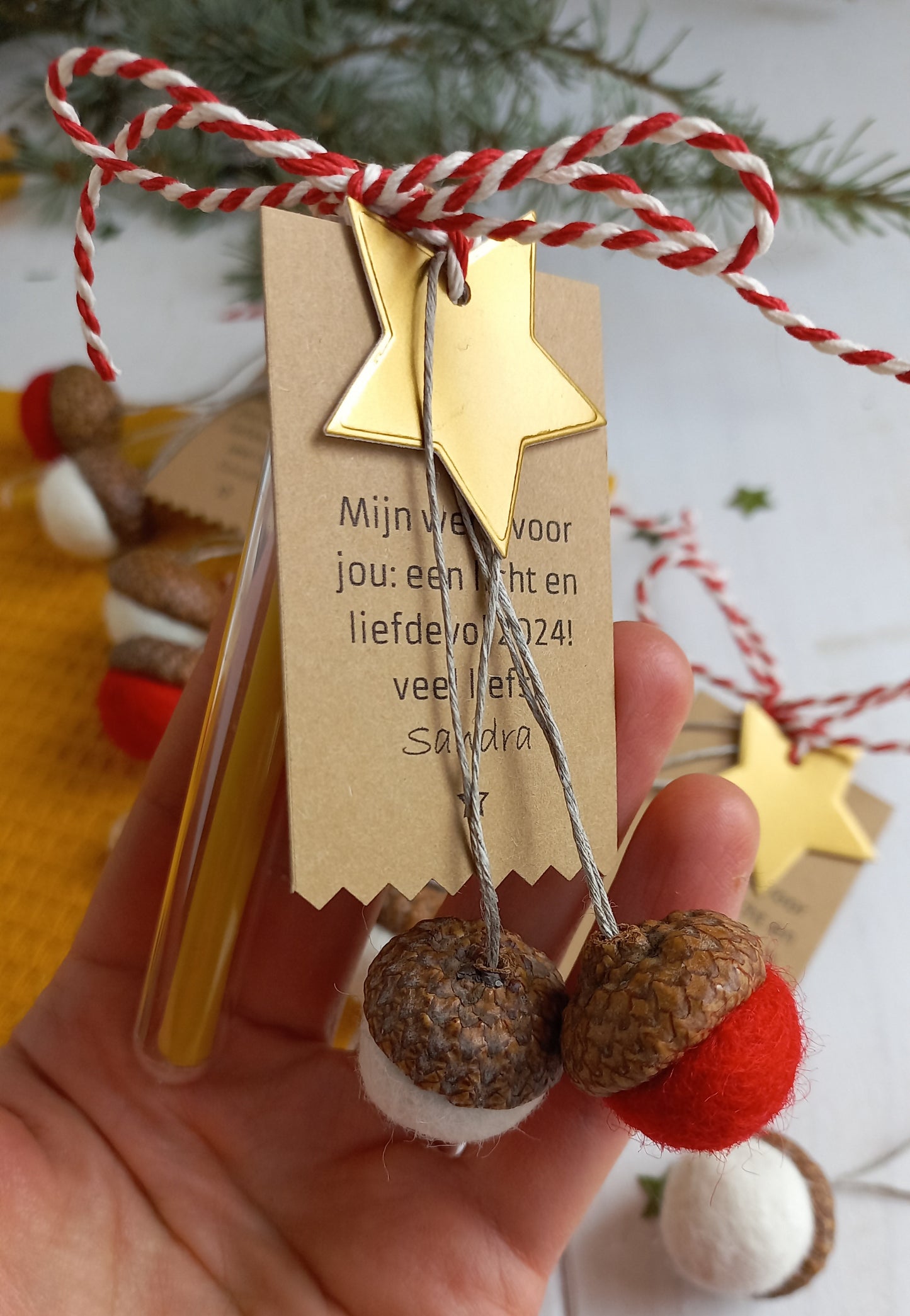 decembetr geschen, bedankje met gevilte eikeltjes