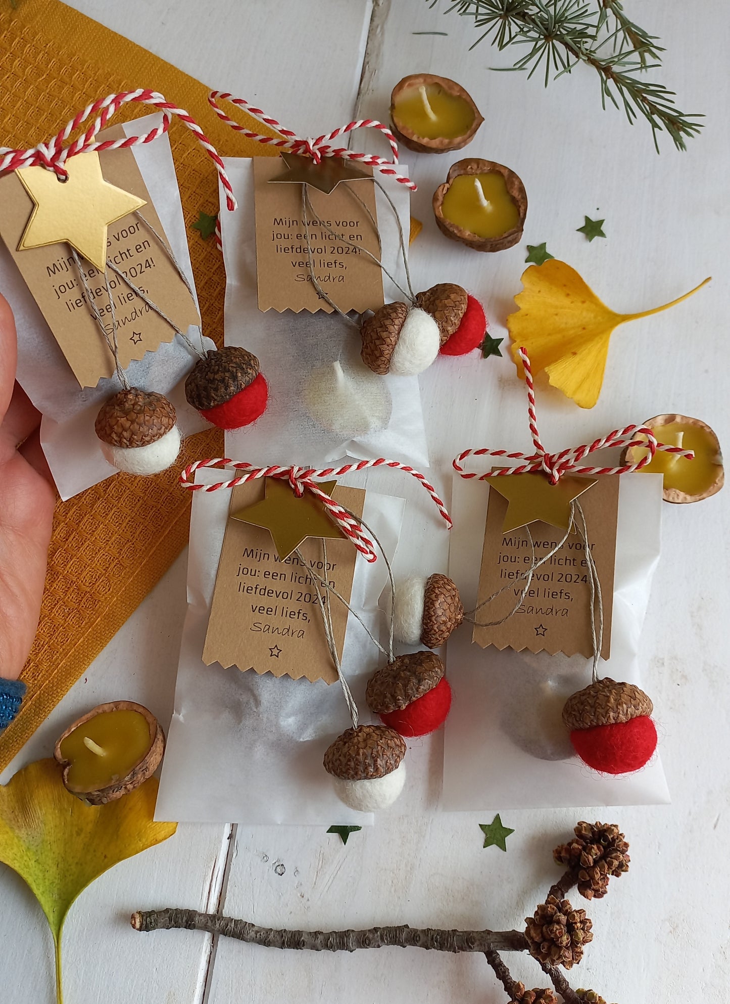 December cadeautjes met walnoot drijf kaarsjes