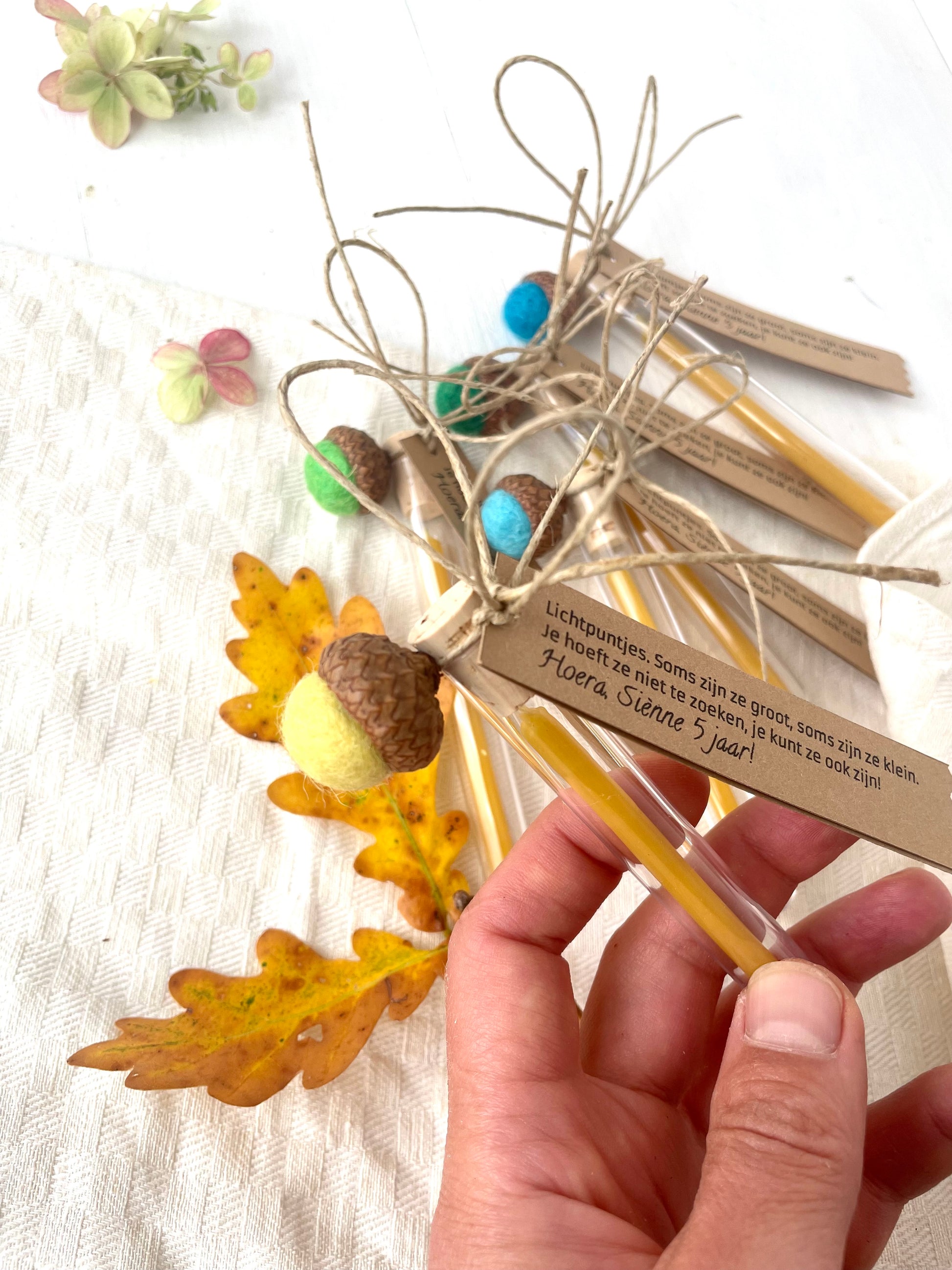 traktaties met bijenwas kaarsjes en gevilte eikeltjes