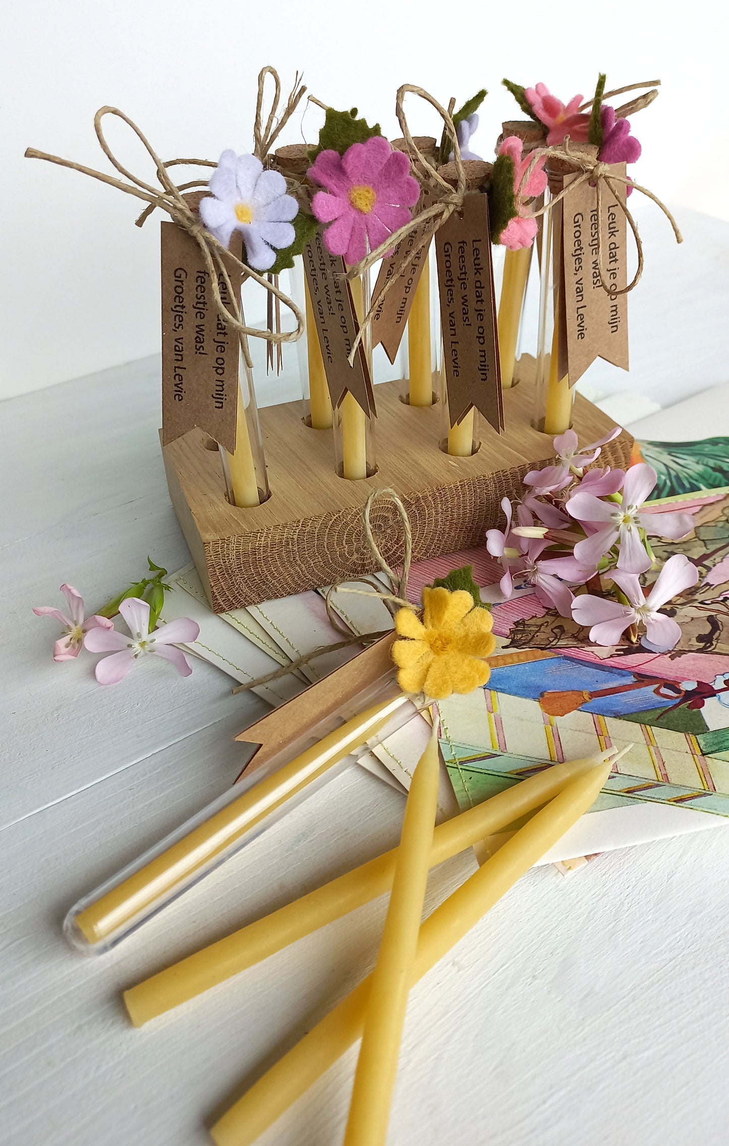 cadeautje met bijenwas kaarsje en wovilt bloemetje