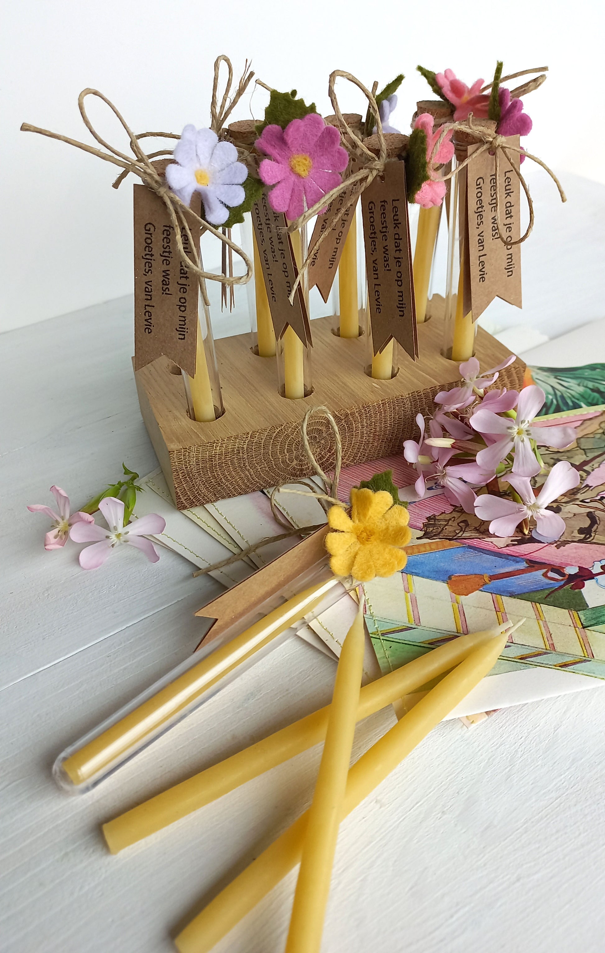 cadeautje met bijenwas kaarsje en wovilt bloemetje