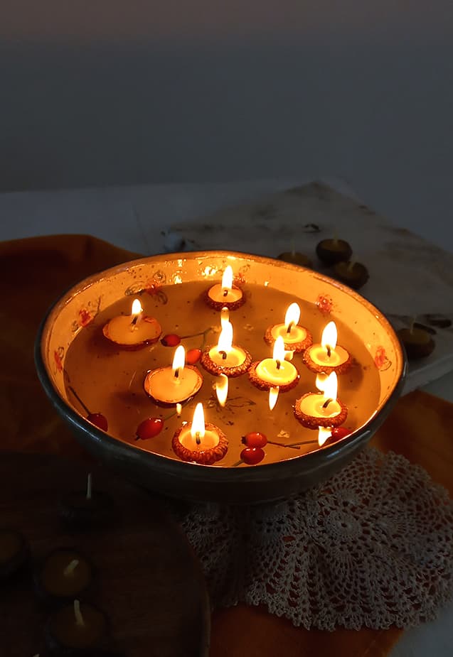 bijenwas drijfkaarsjes in een kom water