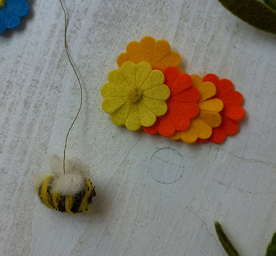 wolvilt bloemetjes in gele en oranje tinten