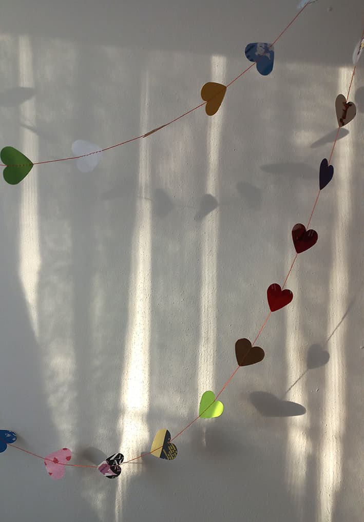 hartjes slinger hangend met schaduwen op de muur