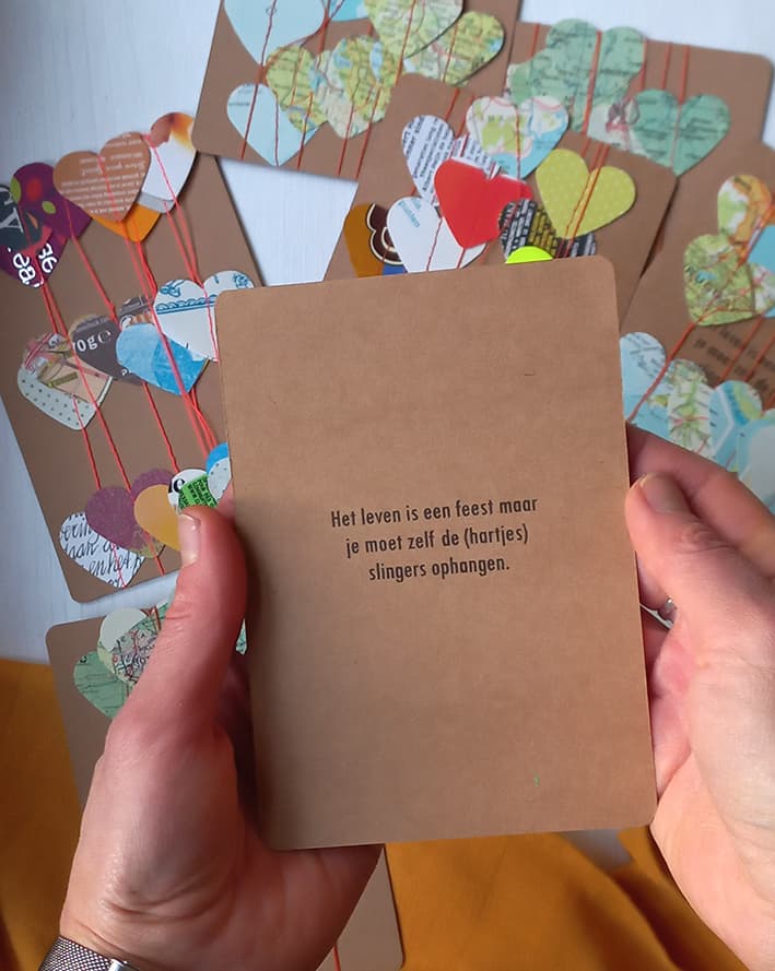 de kaart van de hartjes slingers met slingers op de achtergrond