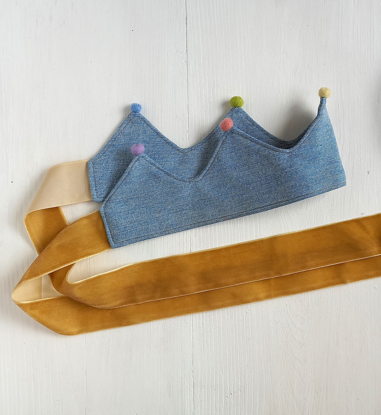 Denim kroon met fluwelen lint en gekleurde vilt balletjes voor verjaardag