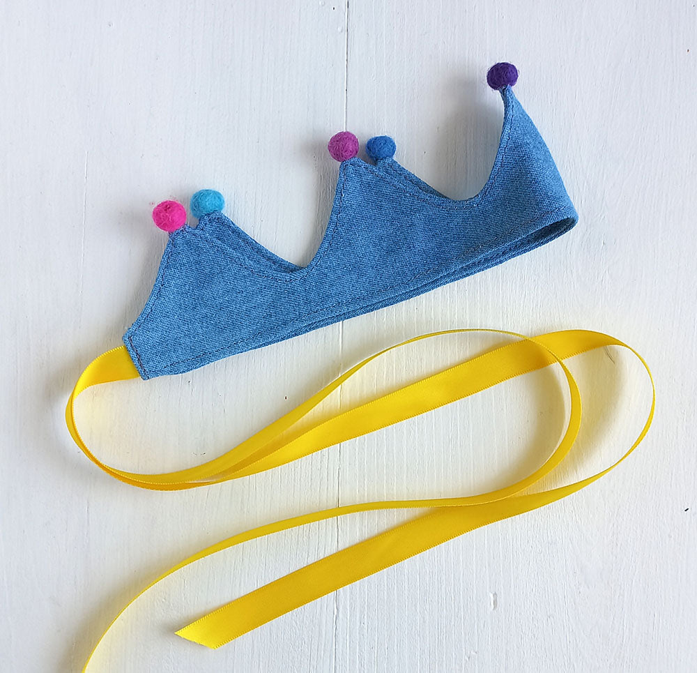 denim kroon met  gele satijn lint en vilt balletjes