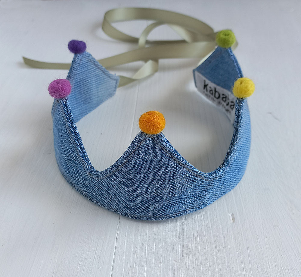 denim kroon met satijn lint en vilt balletjes