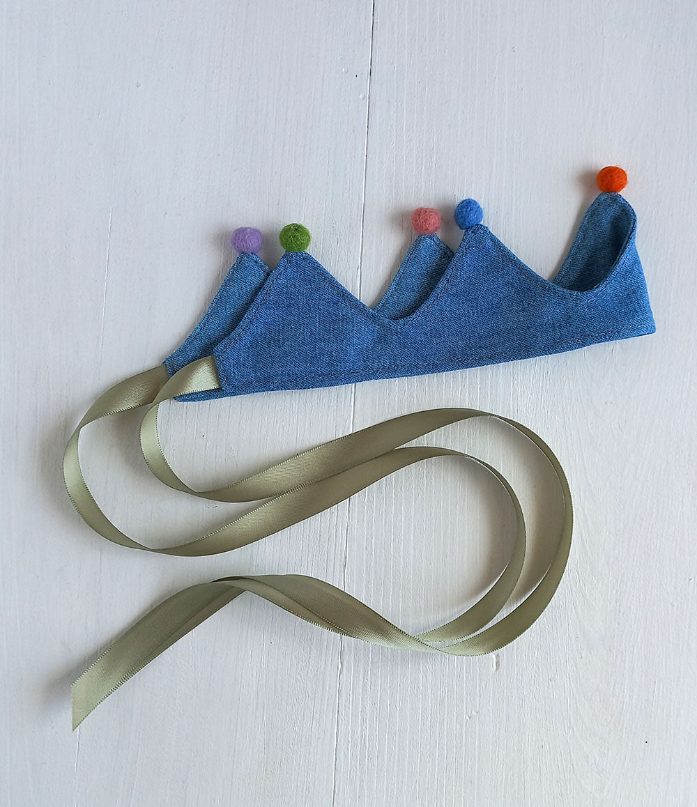 denim kroon met satijn lint en vilt balletjes