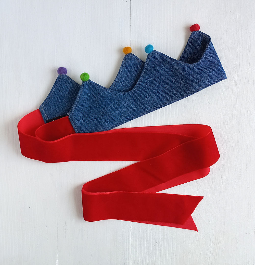 denim kroon met rode lint en vilt balletjes