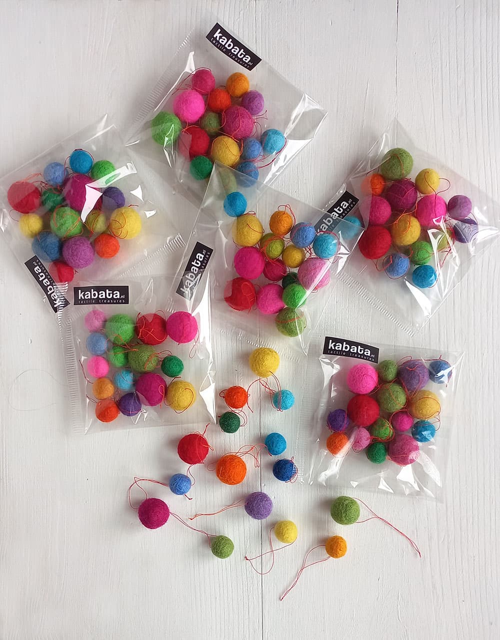 gekleurde wollen confetti balletjes