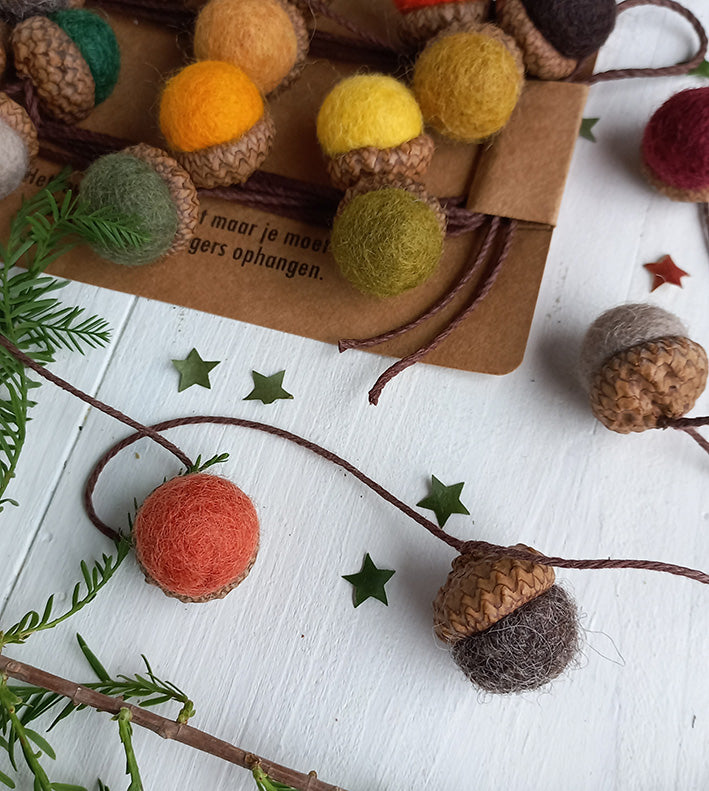 gevilte eikel slinger in natuur kleuren van dichtbij