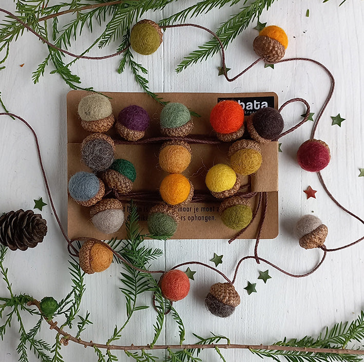 eikeltjes slinger in bos kleuren