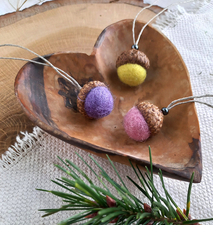 gevilte eikel kettingen op een schaaltje