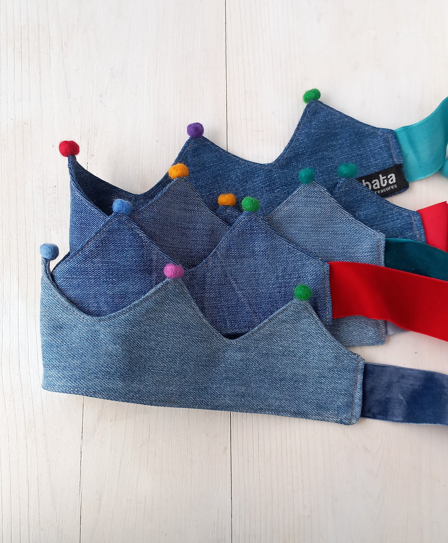 verjardags kronen  met velours linten van Kabata. Tactile Treasures