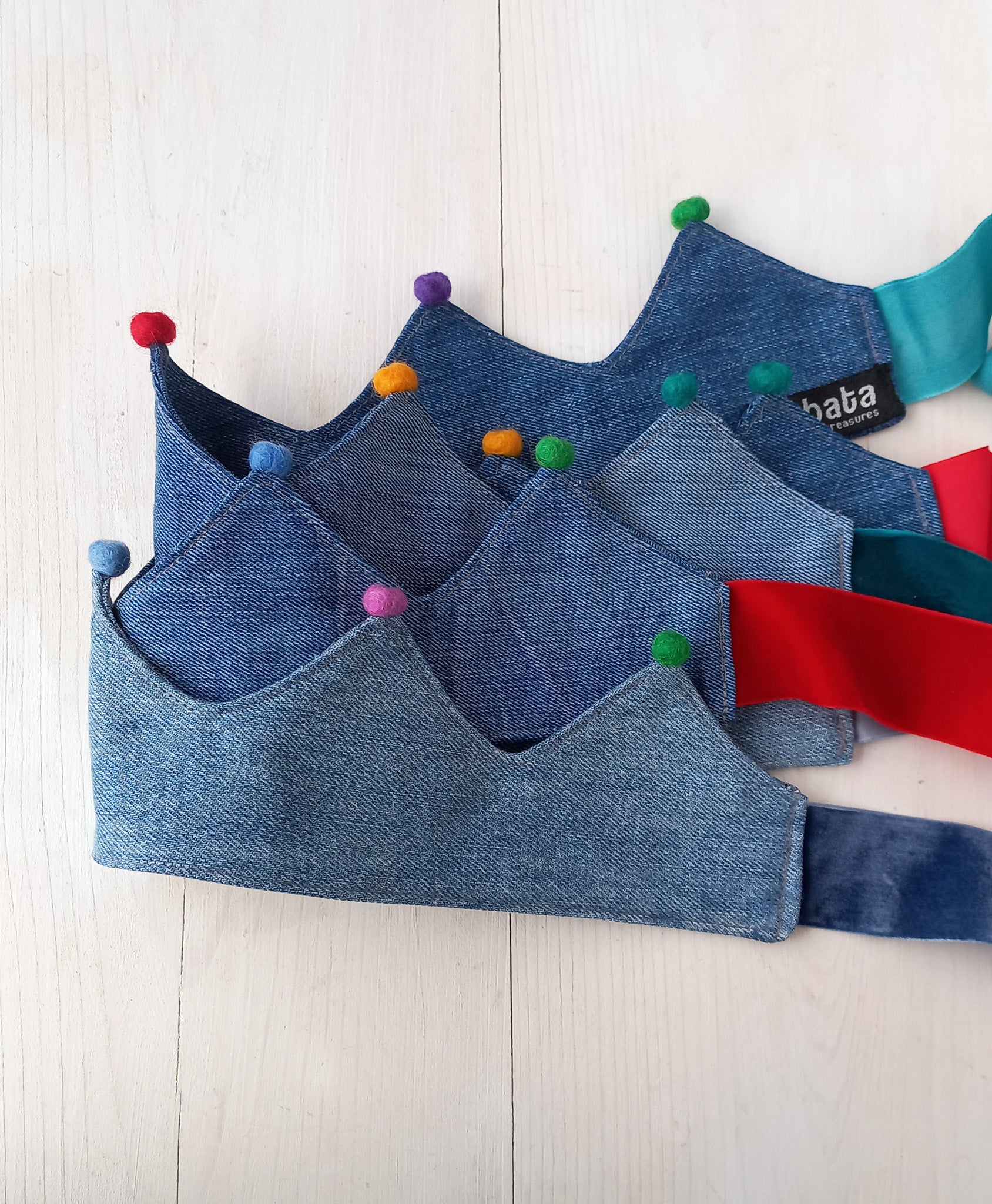 verjardags kronen  met velours linten van Kabata. Tactile Treasures