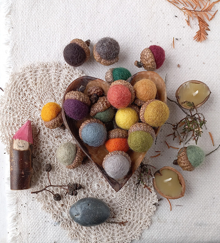 gevilte eikels in natuur kleuren