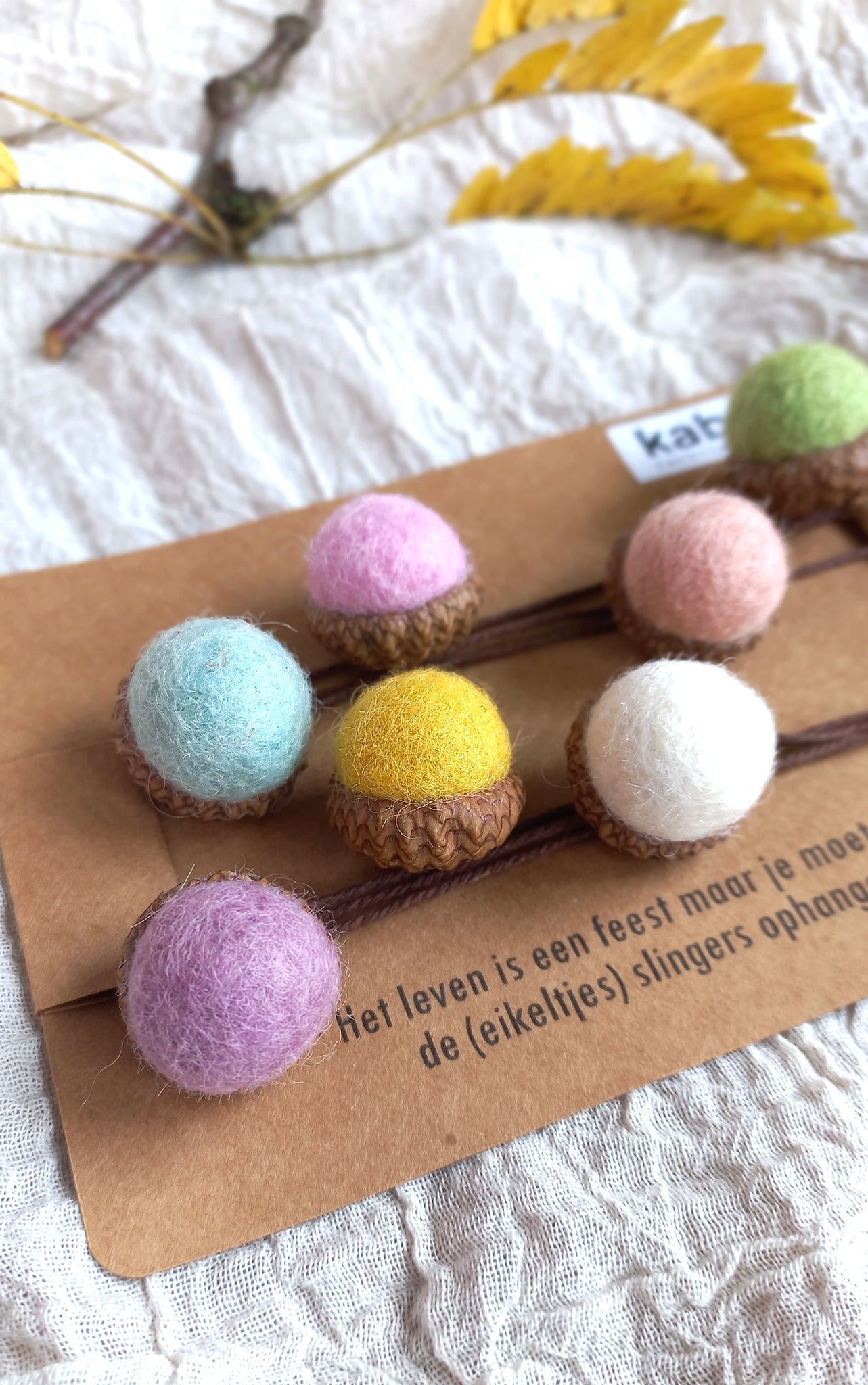 eikeltjes slinger in zachte kleuren van dichtbij