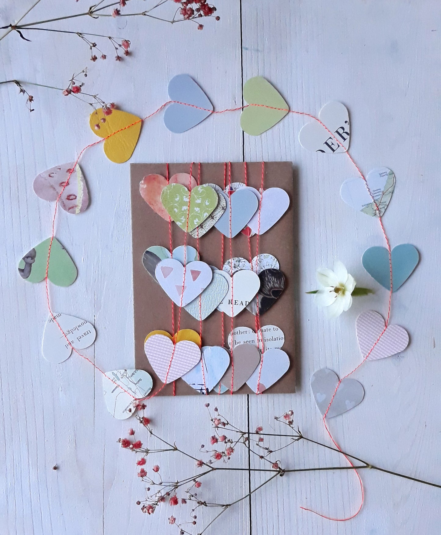 hartjes slinger met gemengde patroontjes in zachte kleuren