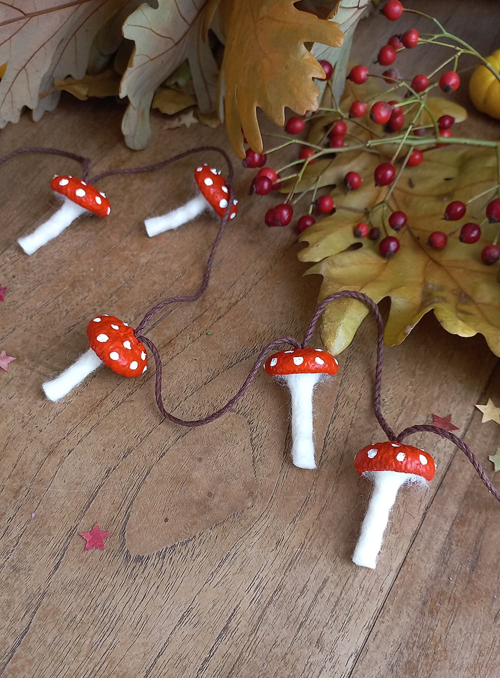 rood met witte stippen slinger van dichtbij