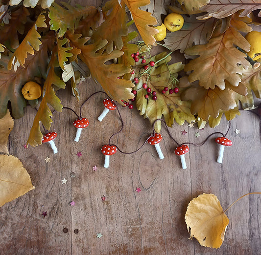 vliegenzwam slinger met herfst bladeren