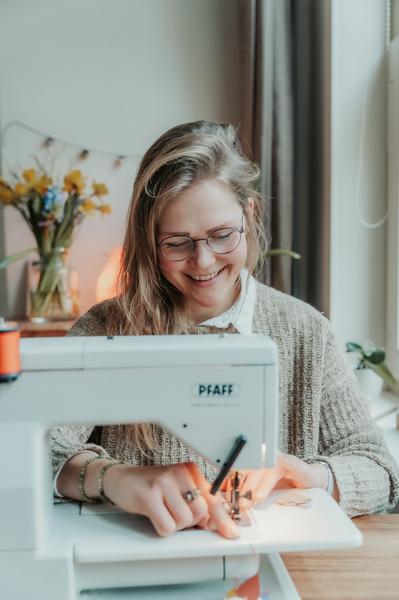 ieva aan het naaien op pfaff