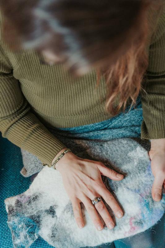 ieva met gevilte kruikhoes