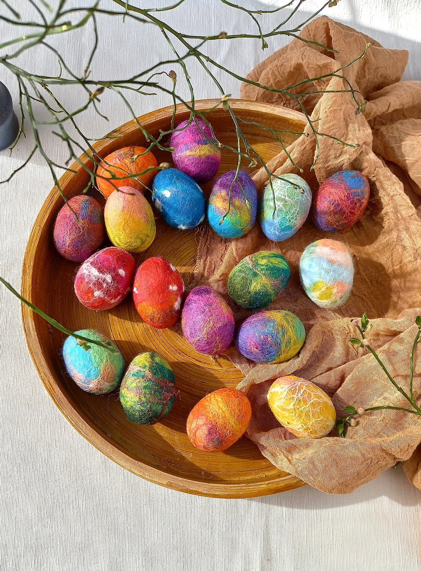 gevilte fel gekleurde paaseieren op een schaal