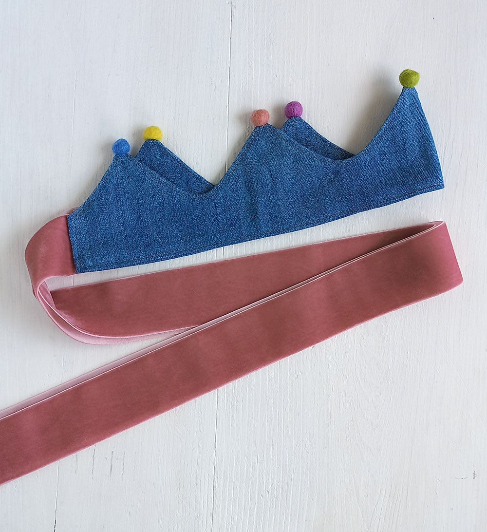 denim kroon met oud roze lint en vilt balletjes