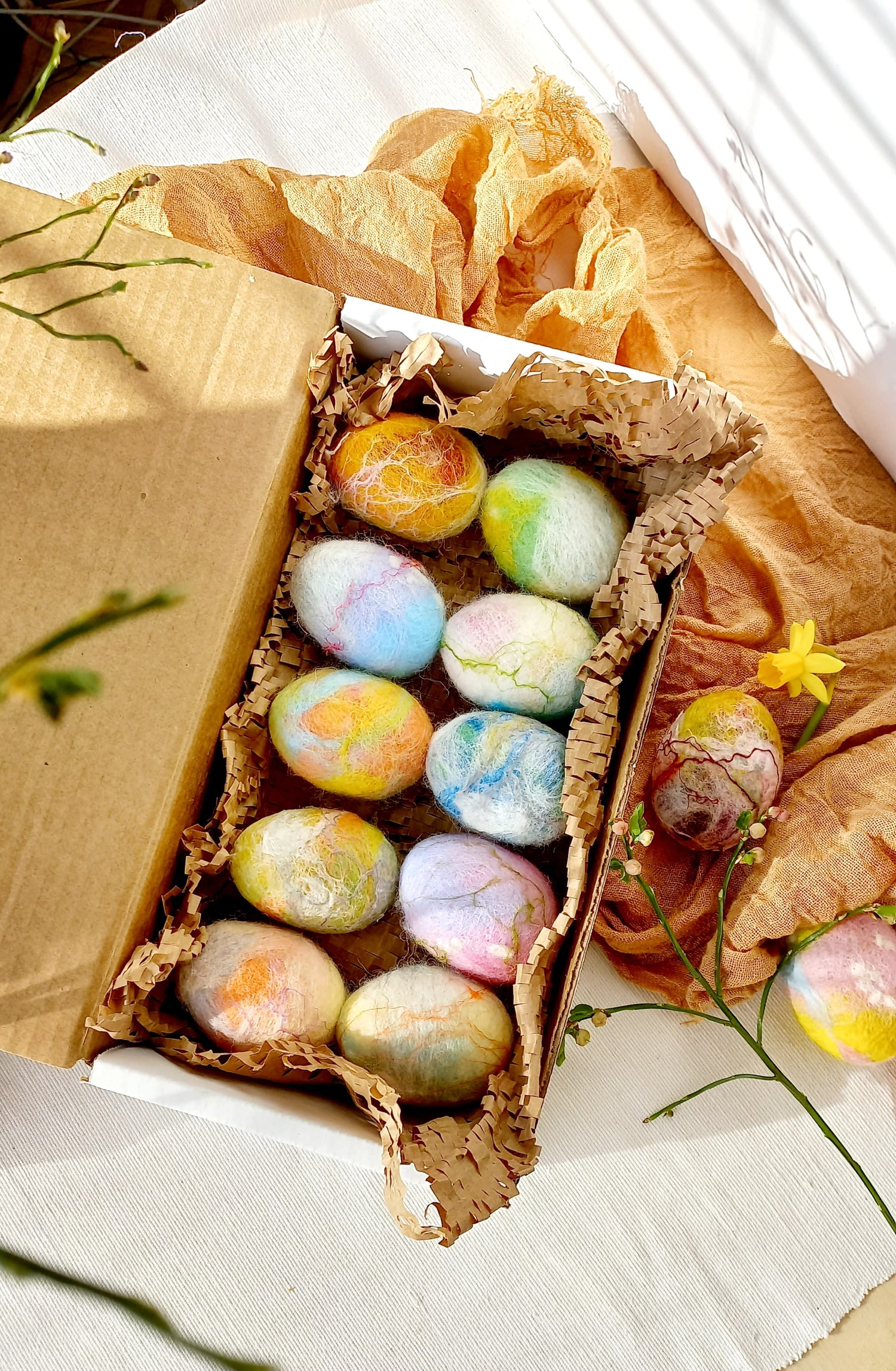 pastel kleurige gevilte paaseieren in een doosje